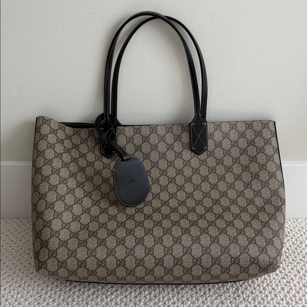 Gucci Beige and Black Signature Reversible Tote - Picture 4 of 15